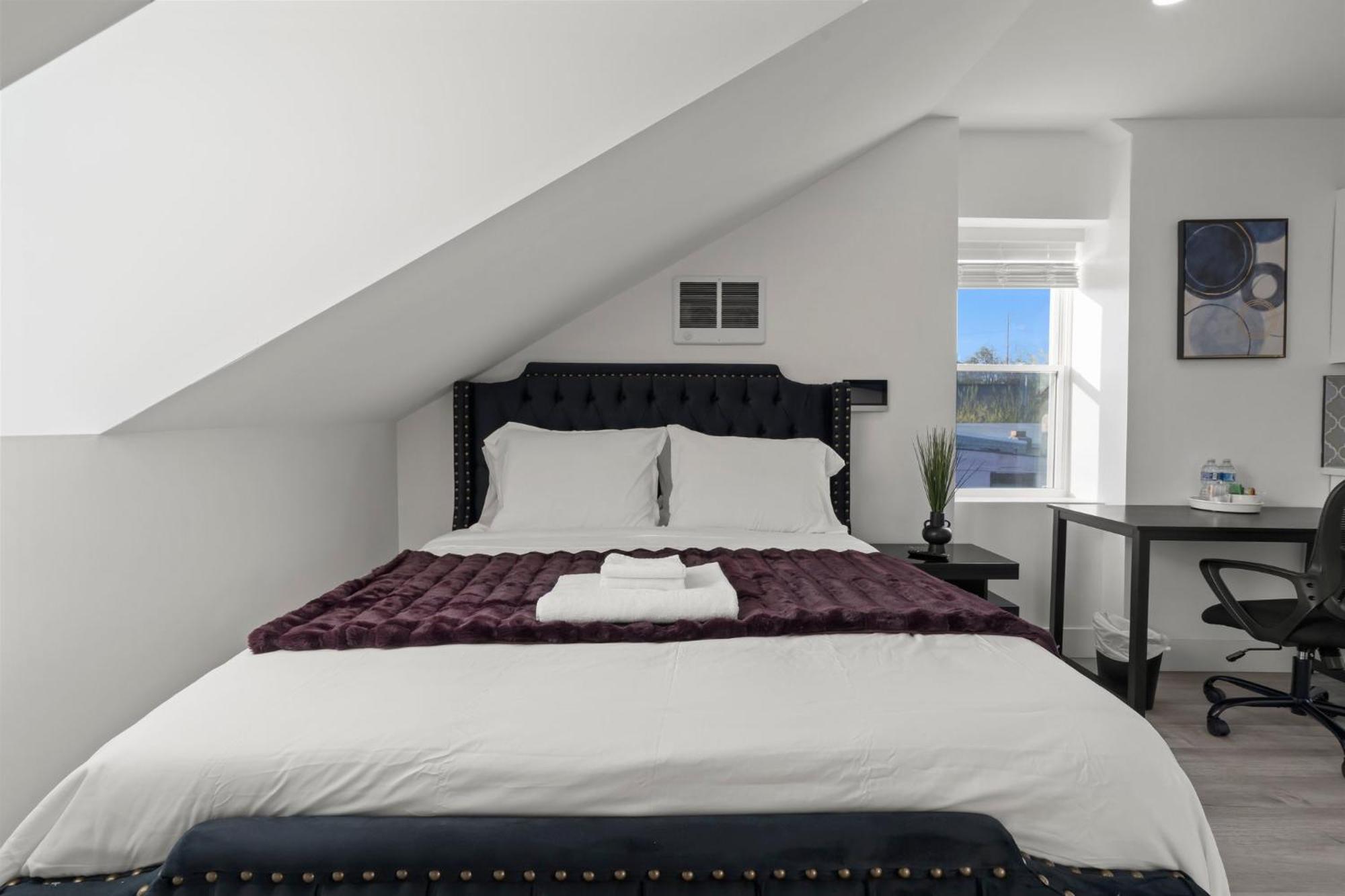 New Season Royals, Airport West Hotel Честър Стая снимка