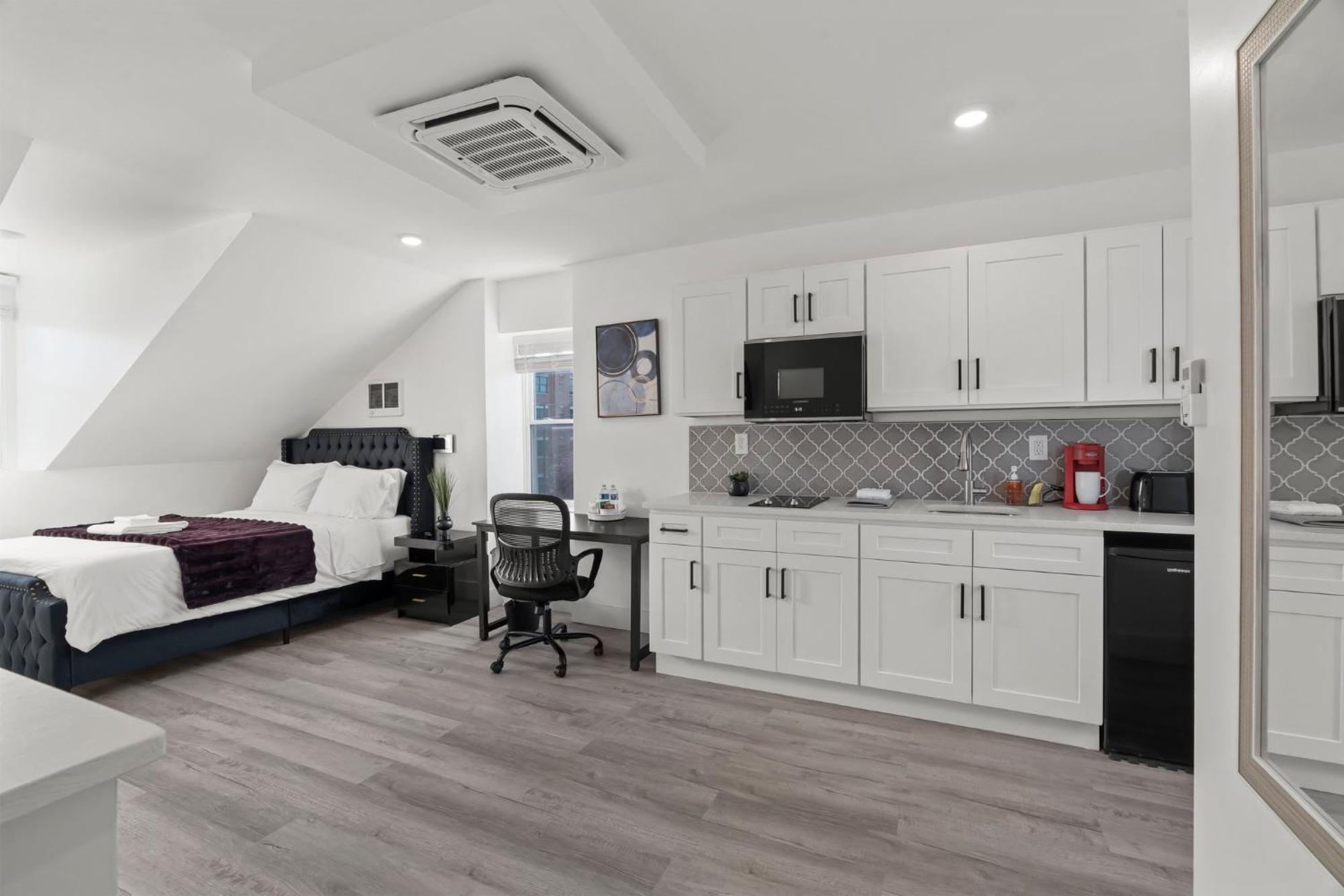 New Season Royals, Airport West Hotel Честър Стая снимка