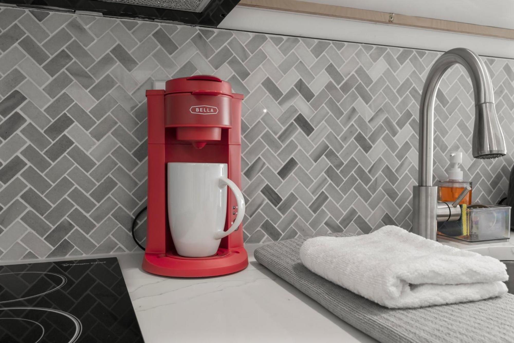 New Season Royals, Airport West Hotel Честър Стая снимка