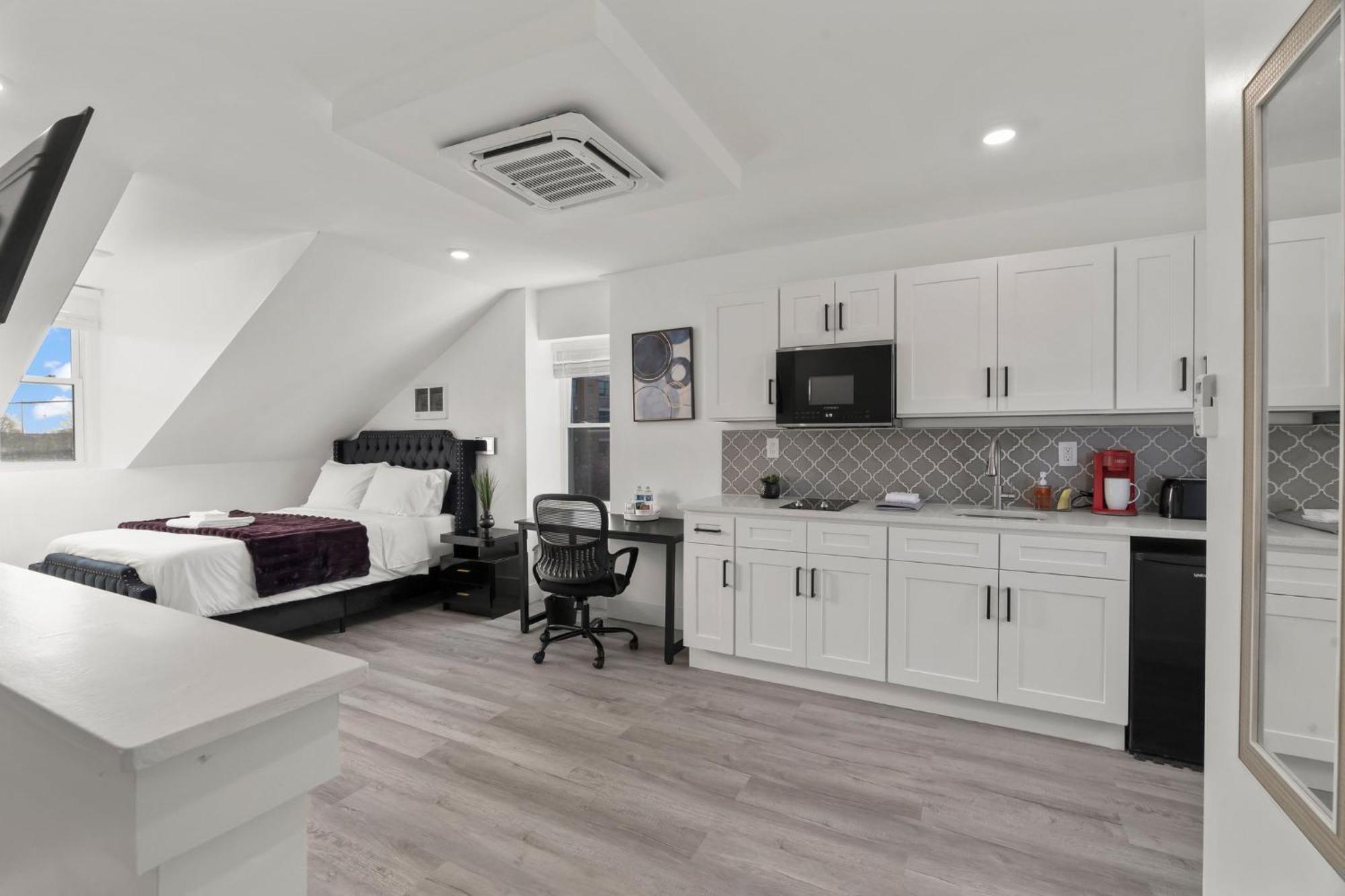 New Season Royals, Airport West Hotel Честър Екстериор снимка