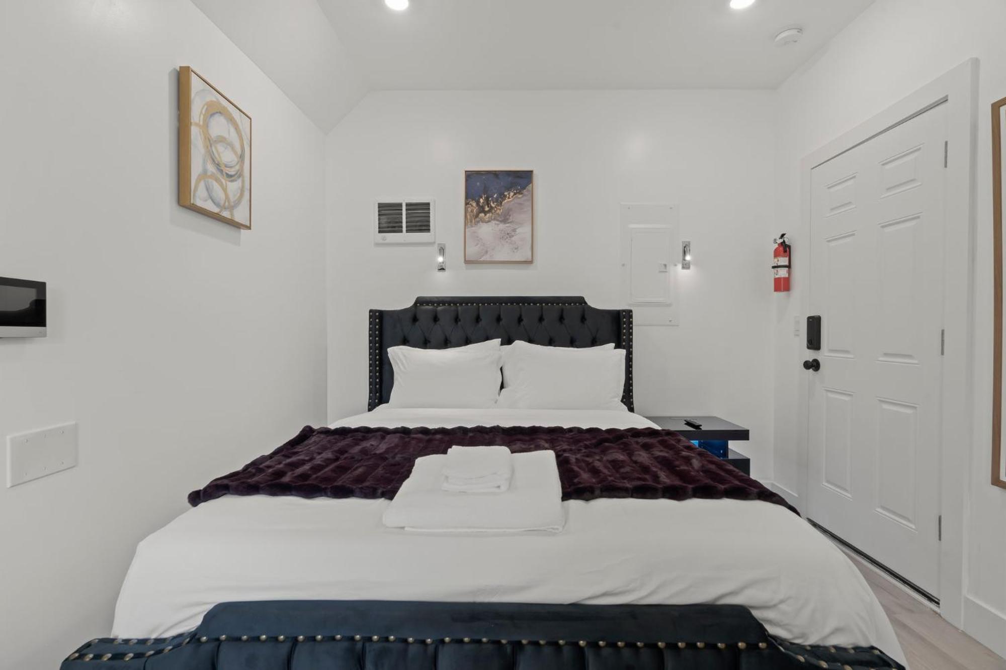 New Season Royals, Airport West Hotel Честър Стая снимка