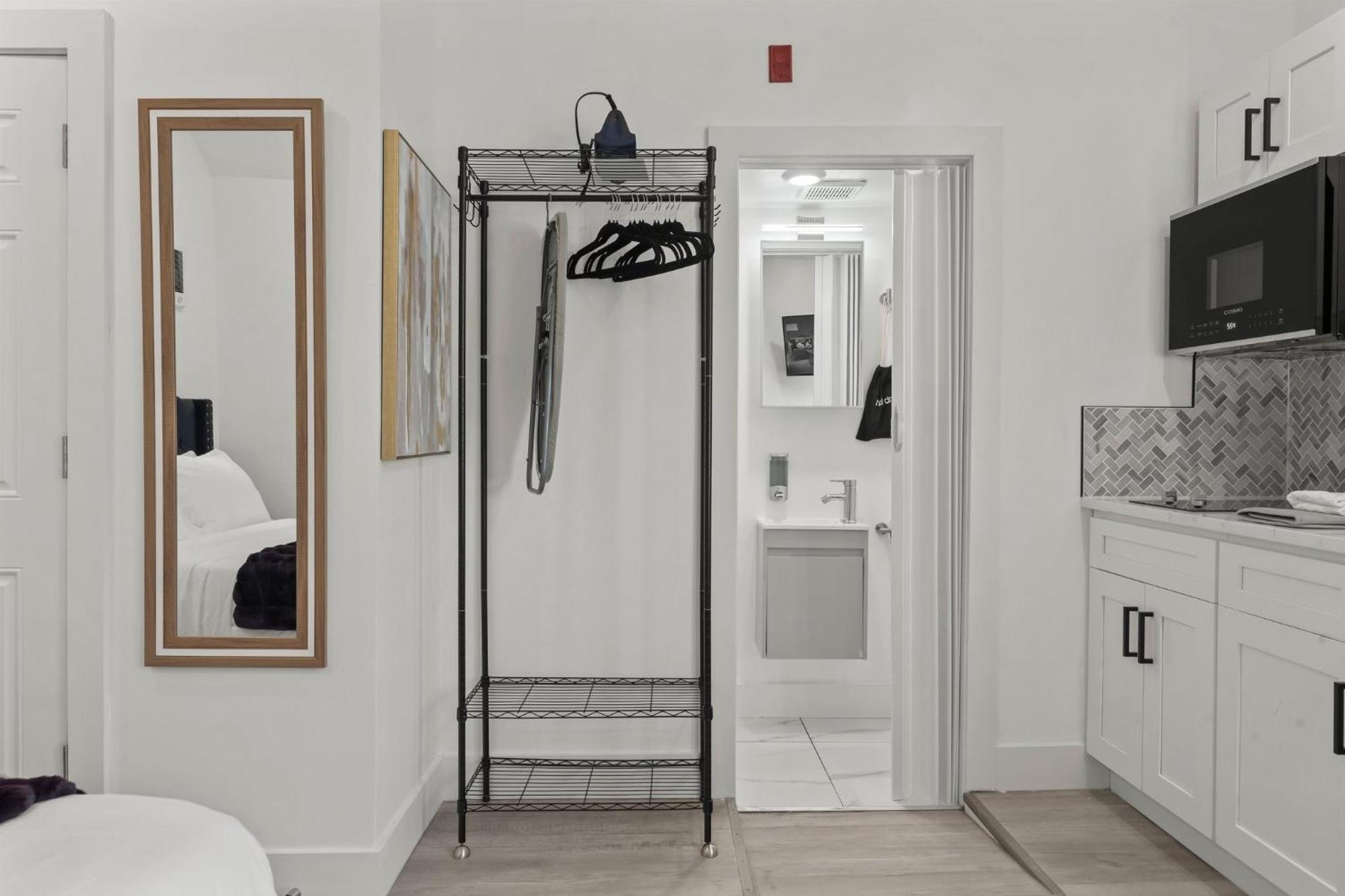 New Season Royals, Airport West Hotel Честър Стая снимка
