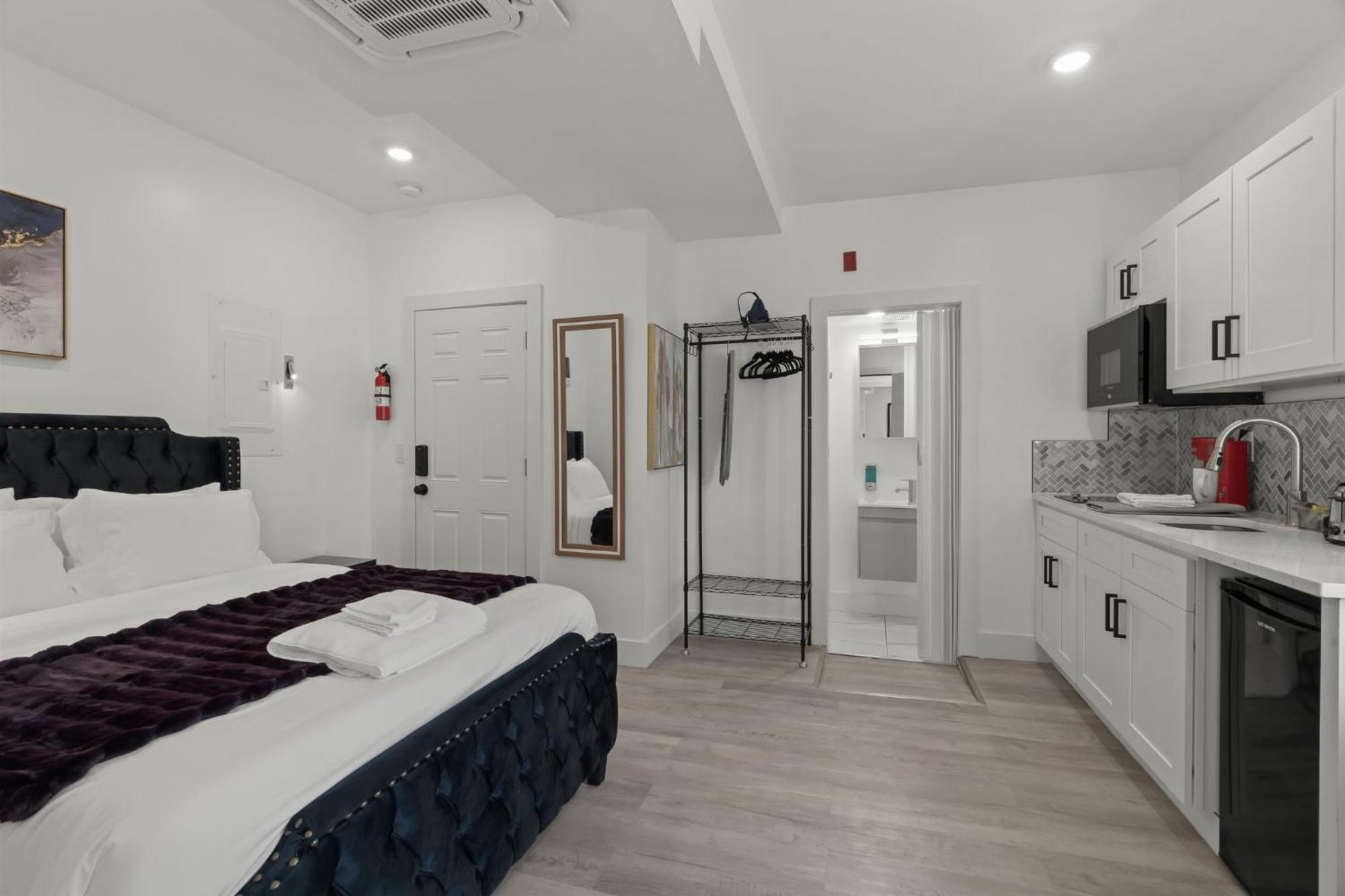New Season Royals, Airport West Hotel Честър Стая снимка