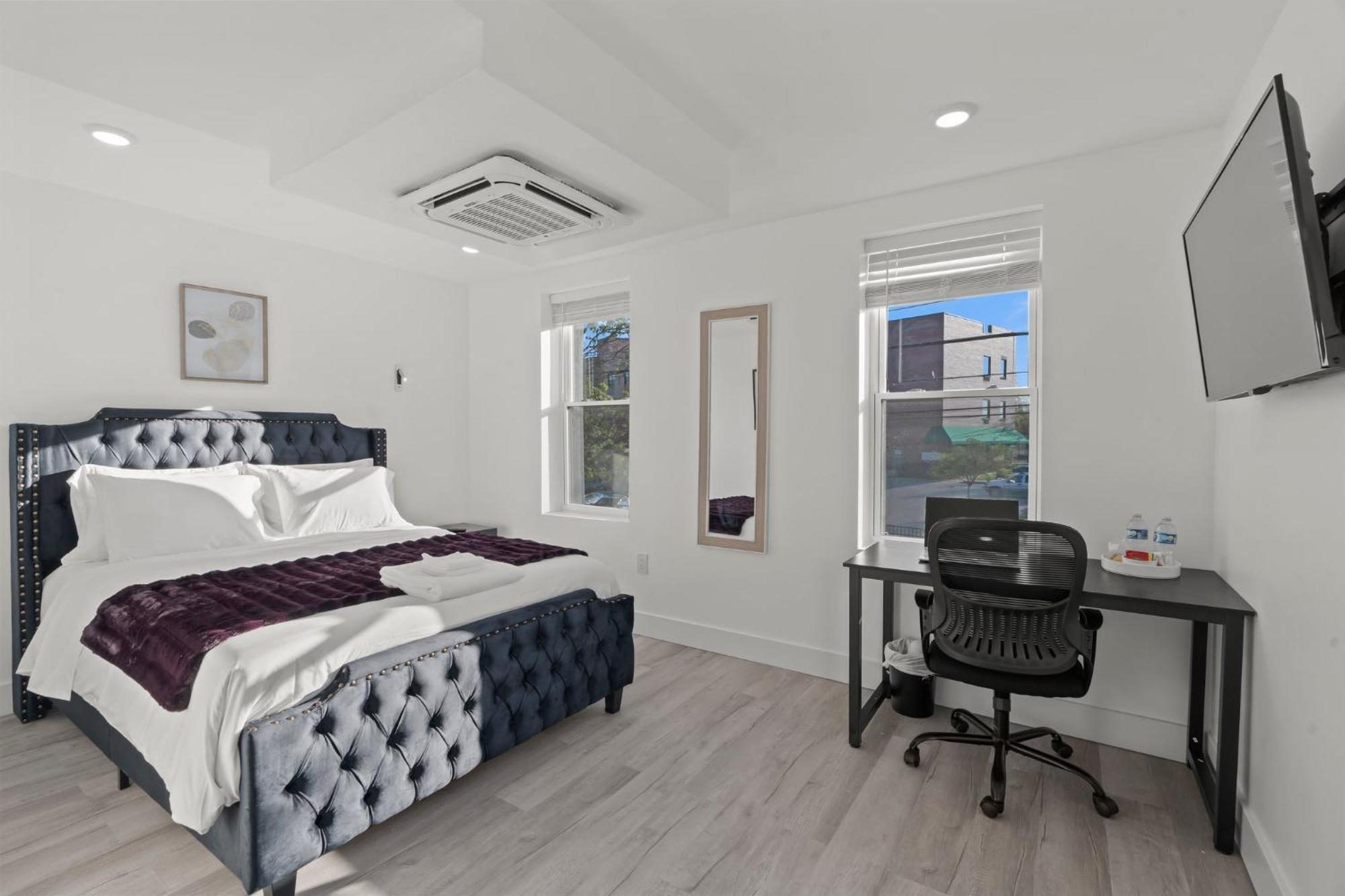 New Season Royals, Airport West Hotel Честър Екстериор снимка