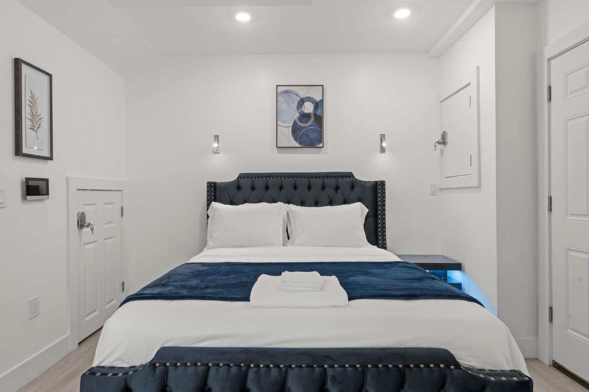 New Season Royals, Airport West Hotel Честър Стая снимка