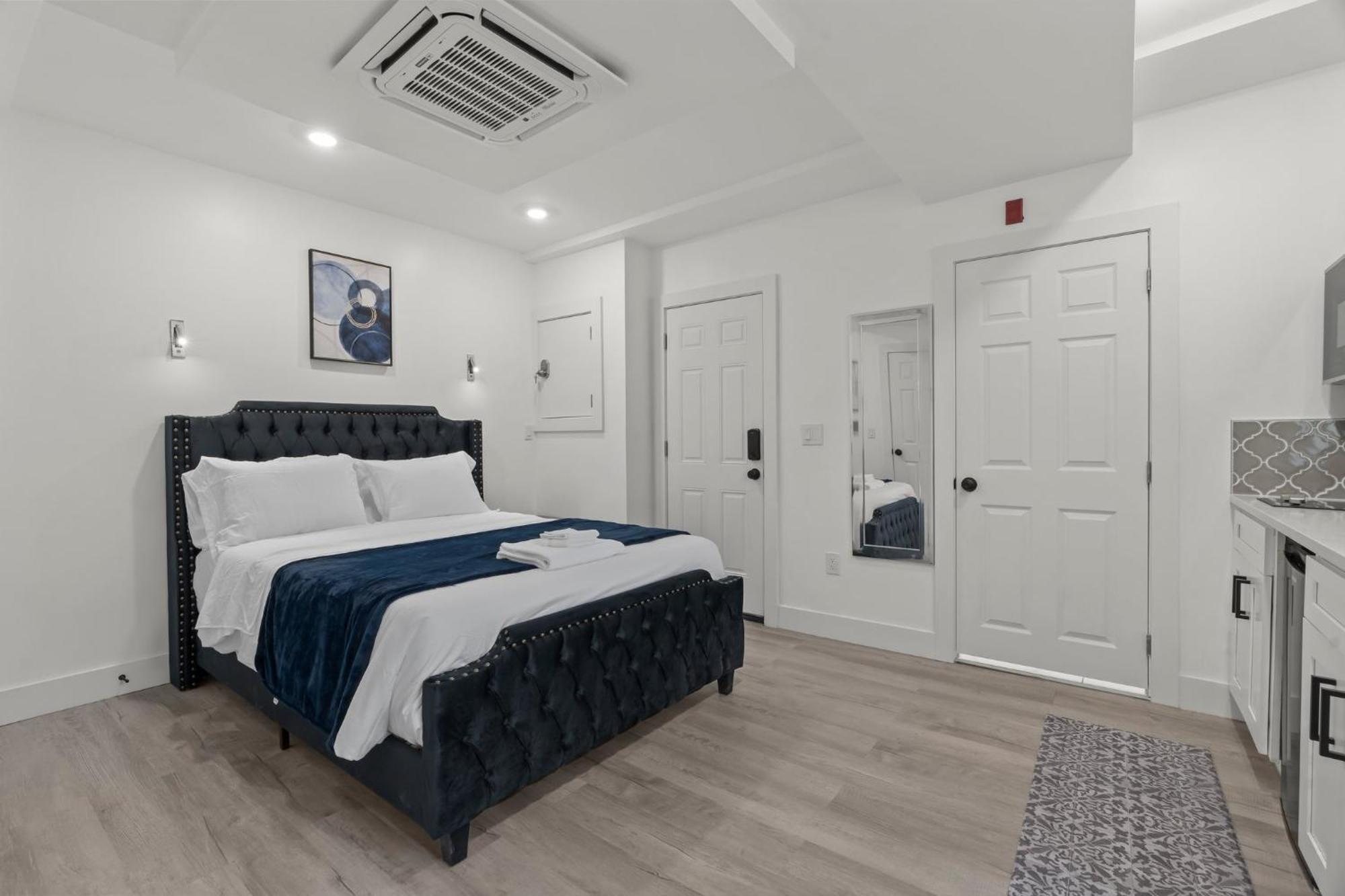 New Season Royals, Airport West Hotel Честър Стая снимка