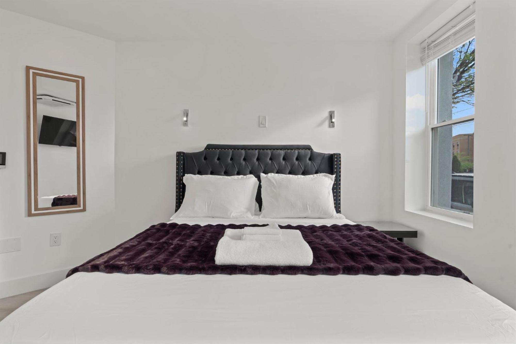 New Season Royals, Airport West Hotel Честър Стая снимка