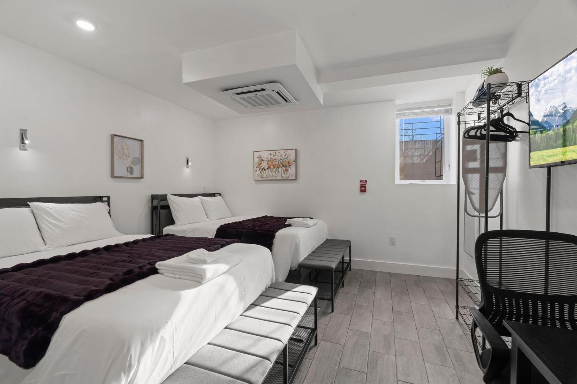New Season Royals, Airport West Hotel Честър Стая снимка