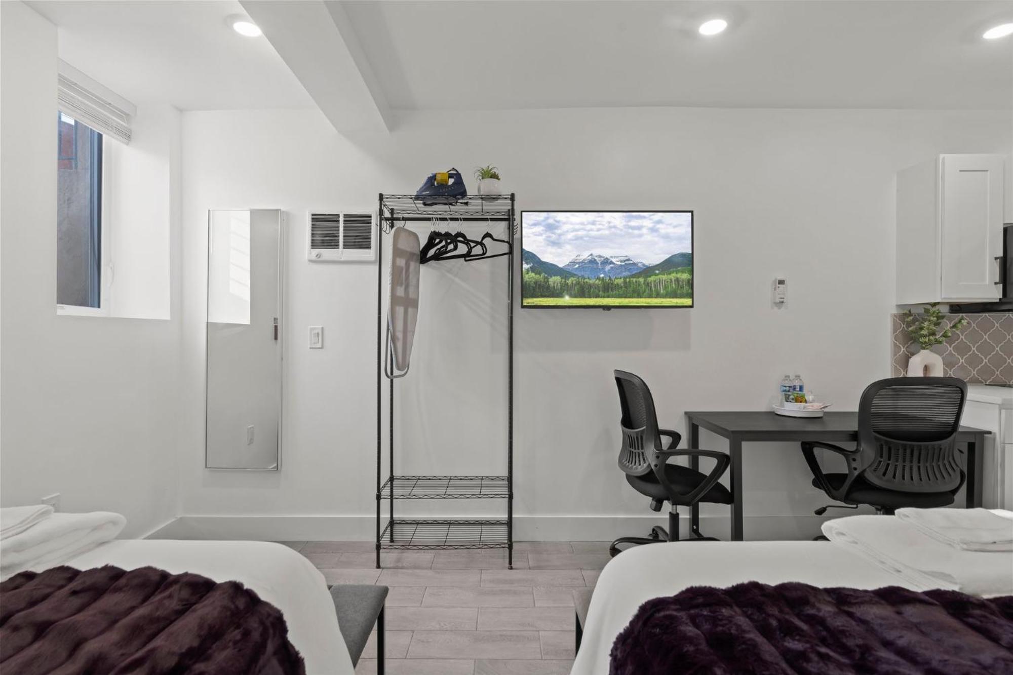 New Season Royals, Airport West Hotel Честър Стая снимка