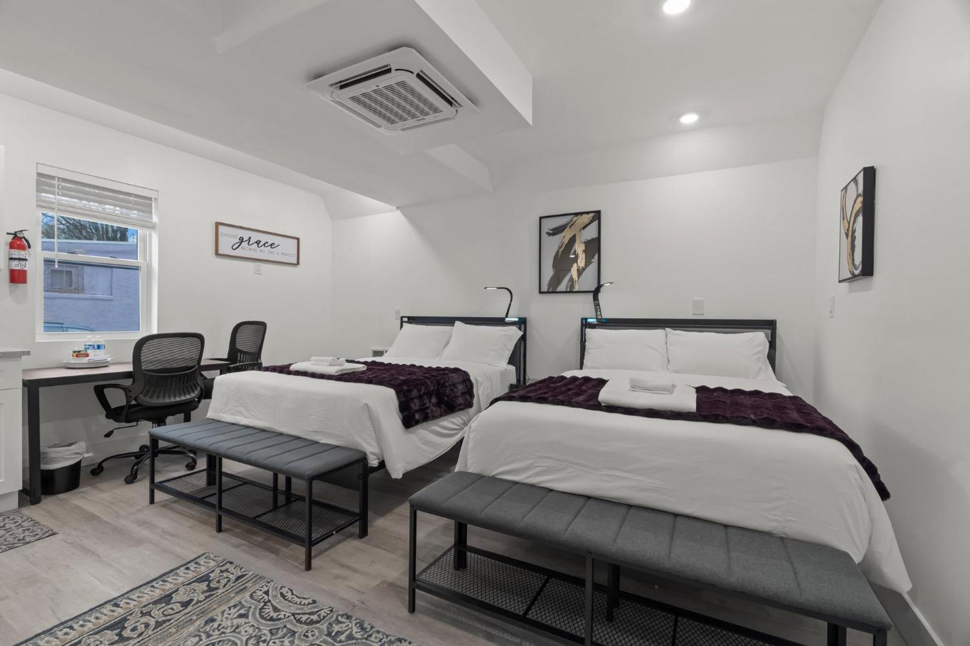 New Season Royals, Airport West Hotel Честър Екстериор снимка